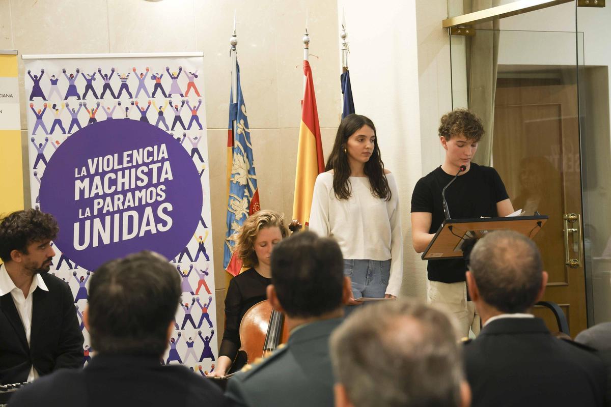 "Una puerta violeta" en la Subdelegación del Gobierno en Alicante por el 25N
