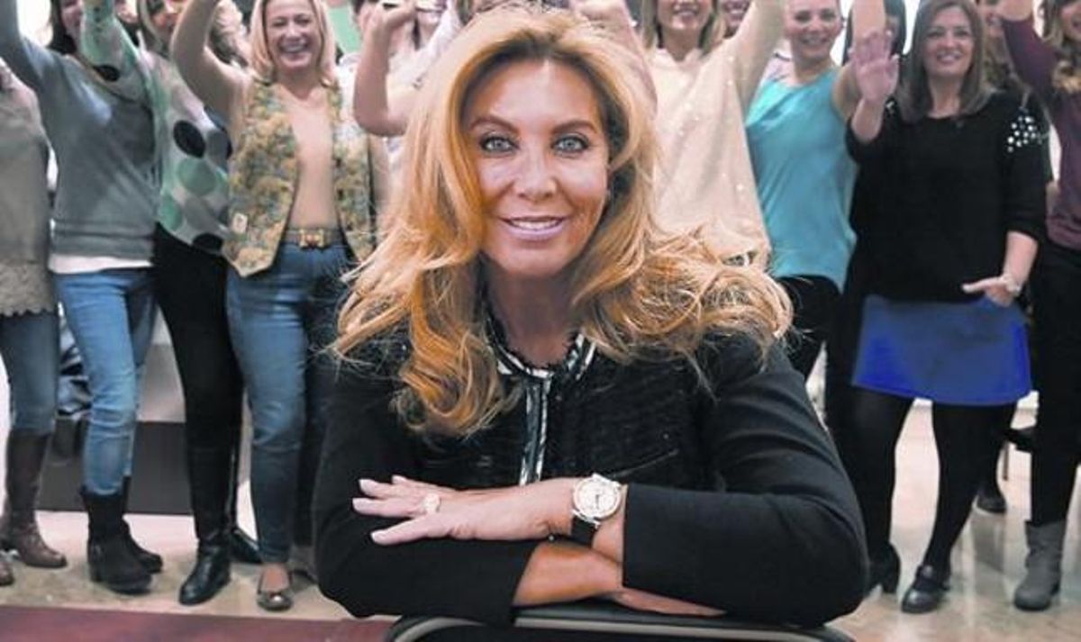 Norma Duval posa amb les models que van participar en la desfilada de Punto Roma, fa uns dies a Barcelona.