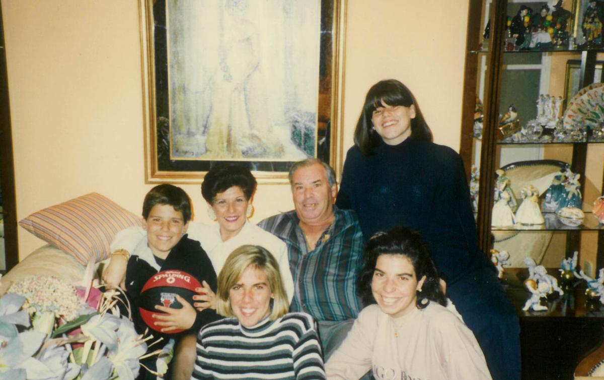 En su casa con su mujer Mari Pepa, y sus cuatro hijos: Laura, Leonor, Marñia José y Carlos.