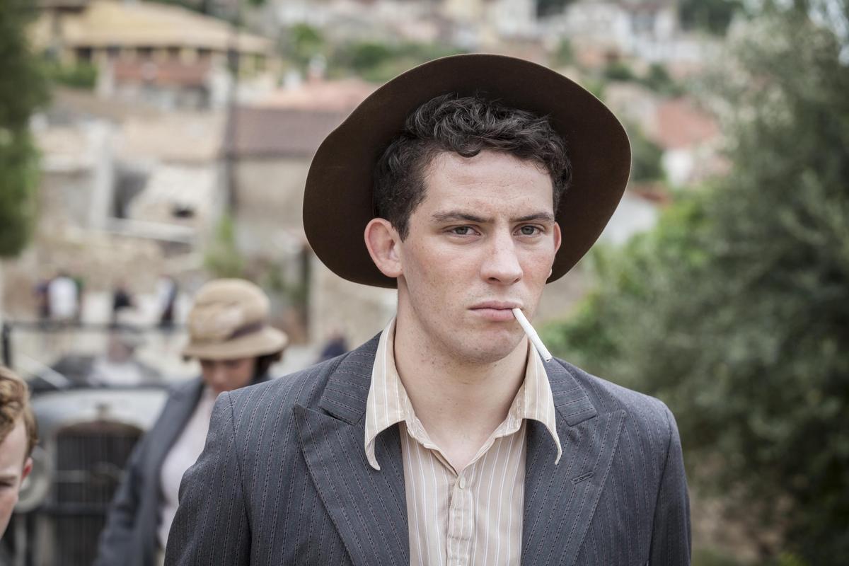 Josh O'Connor (Lawrence Durrell) en 'Los Durrell'.