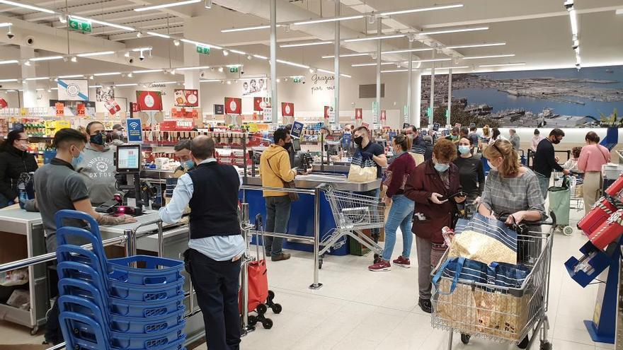 Clientes en un supermercado de Lidl en Vigo. / Marta G. Brea