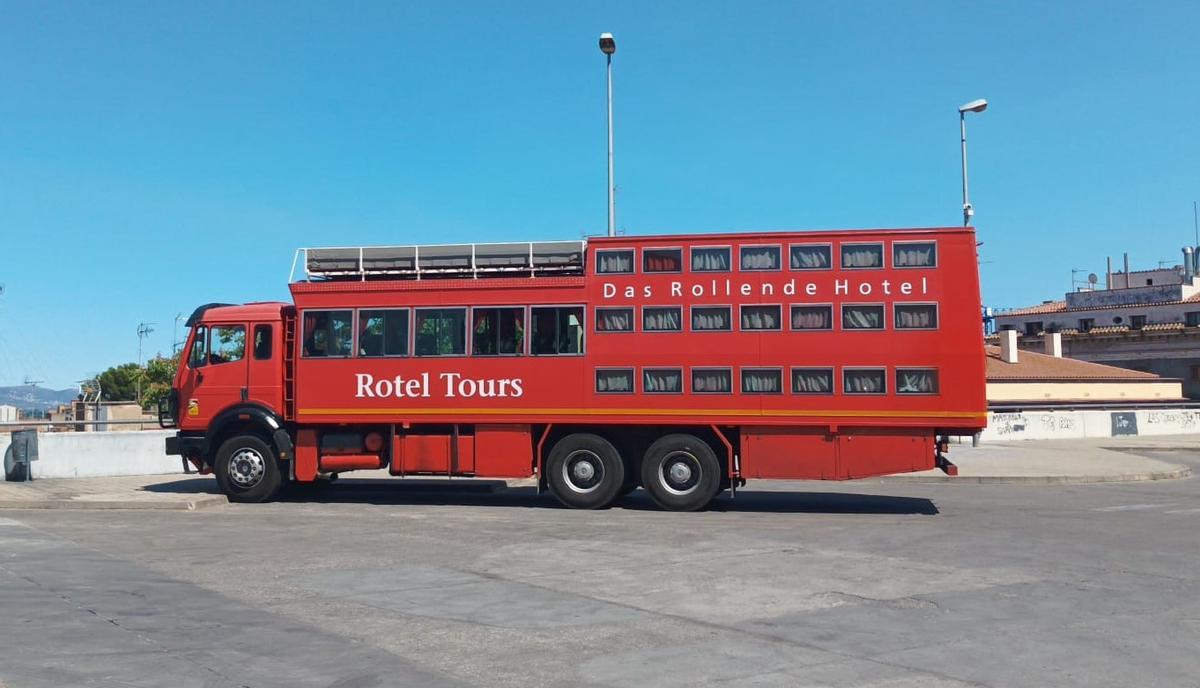 El camió hotel durant la seva parada a Figueres