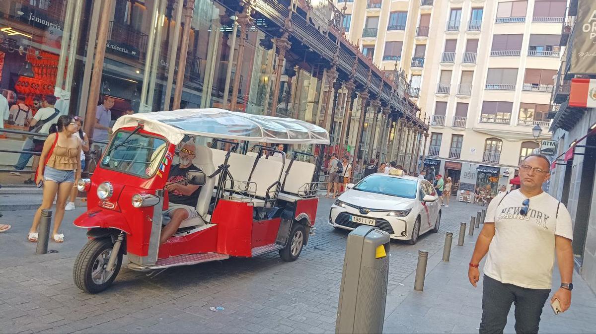 Taxi pitando a un tuk tuk en el Mercado de San Miguel