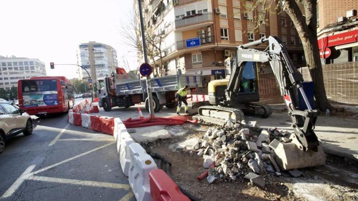Obras del plan de movilidad en la avenida Primo de Rivera de Murcia, en la que se han suprimido aparcamientos.