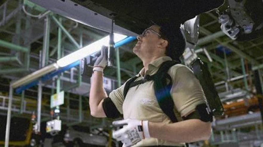 Un trabajador en la cadena de montaje de la factoría valenciana.