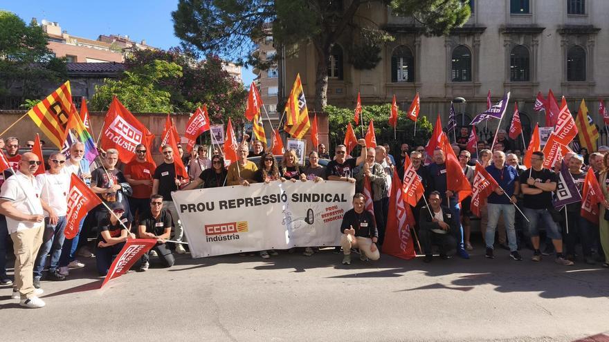 Així ha estat la protesta davant l'oficina de Treball de Manresa per l'acomiadament d'una treballadora de Casa Masa