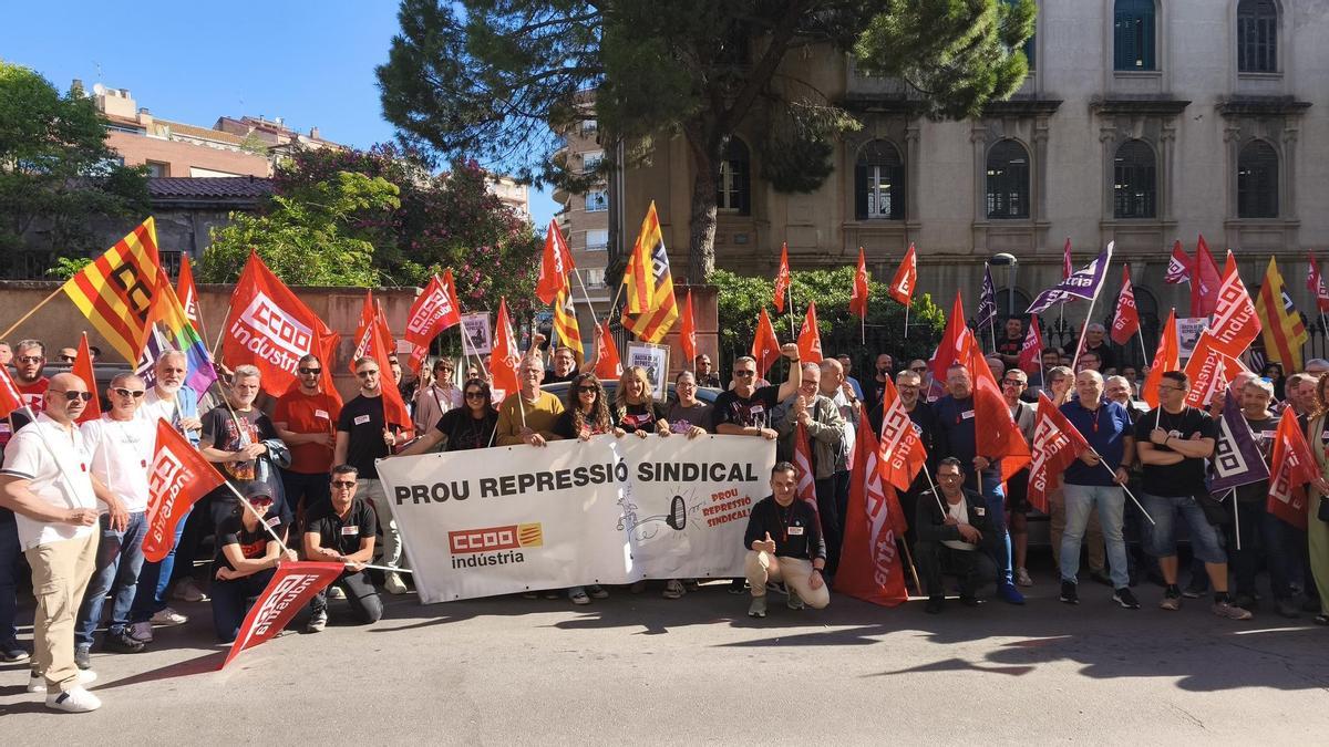 Així ha estat la protesta davant l'oficina de Treball de Manresa per l'acomiadament d'una treballadora de Casa Masa