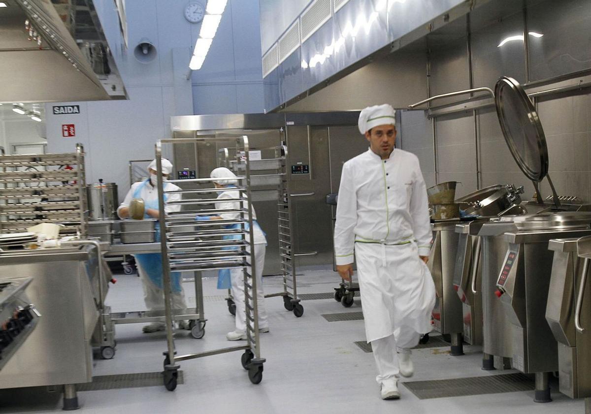 Cocinas del Cunqueiro, que 
preparan los menús de todo 
el Chuvi. |   // J. S.