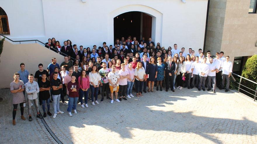 Foto de familia de los alumnos de la Escuela de Hostelería de Archidona.