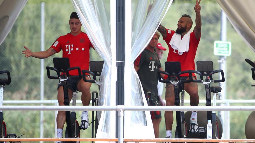 Vidal (dcha.), junto a James Rodríguez.