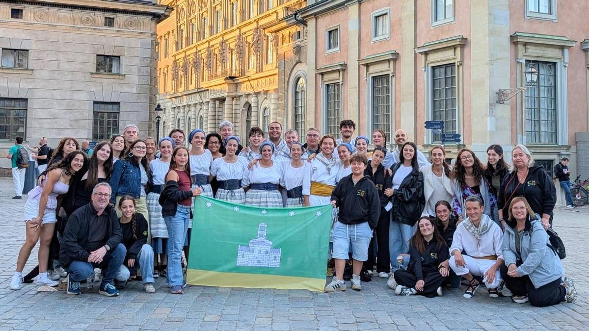 Els membres de l’Esbart santfruitosenc a l’Aplec Internacional d’Adifolk