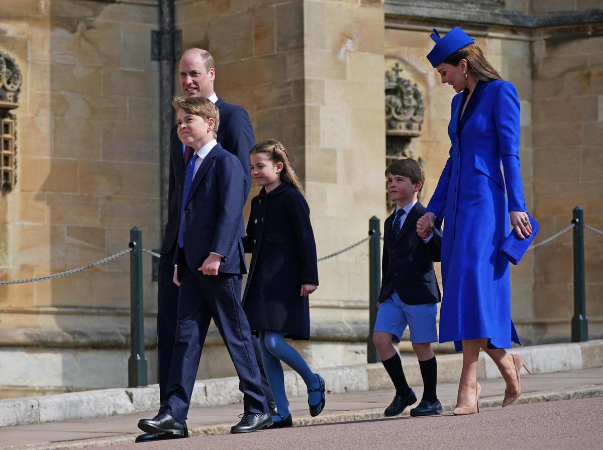La familia real británica celebra la misa de Pascua en Windsor. En la foto, los príncipes de Gales junto a sus hijos, los príncipes George, Charlotte y Louis.