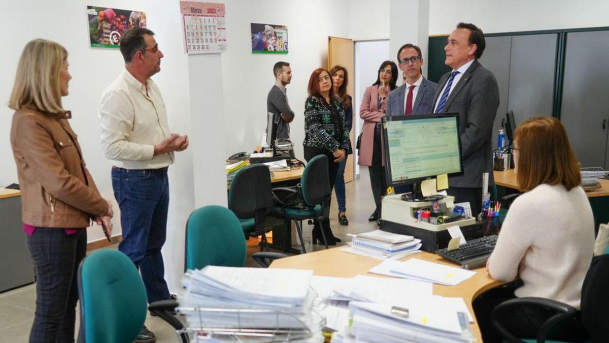 Gómez Villamandos visita el CADE de Pozoblanco.