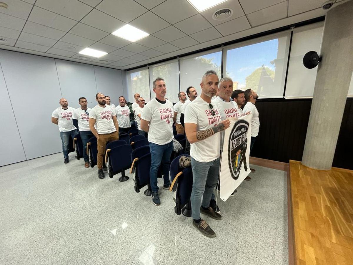 Agentes de la Policía Local de San Pedro del Pinatar con camisetas donde se lee 'Gaona, dimite ya'.