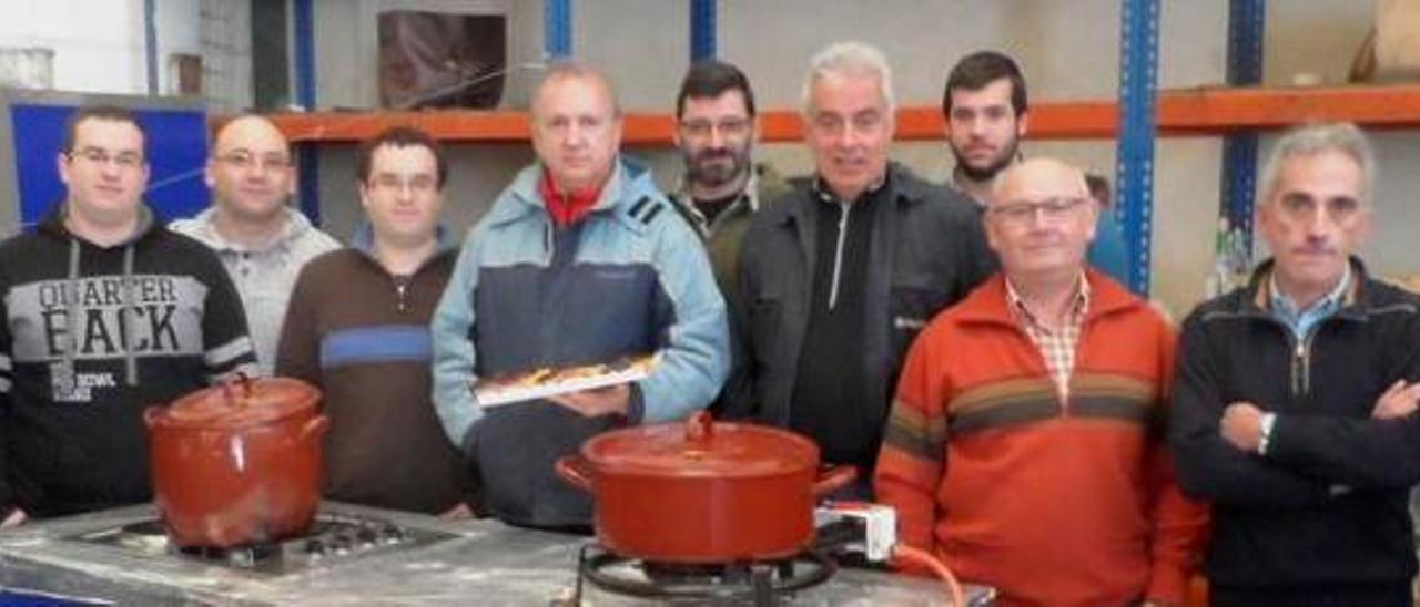 Un grupo de trabajadores en &quot;La cocina de Manolo&quot;, en las instalaciones de la empresa en Logrezana.