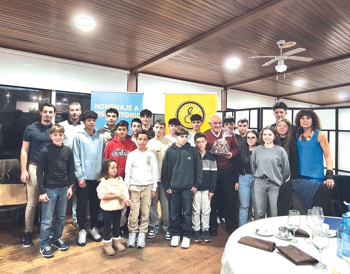 Jóvenes ciclistas, con José Antonio, en su homenaje.