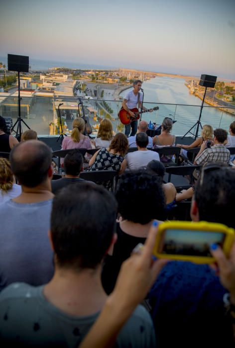 Concierto de Mikel Erentxun en la terraza del Veles i Vents