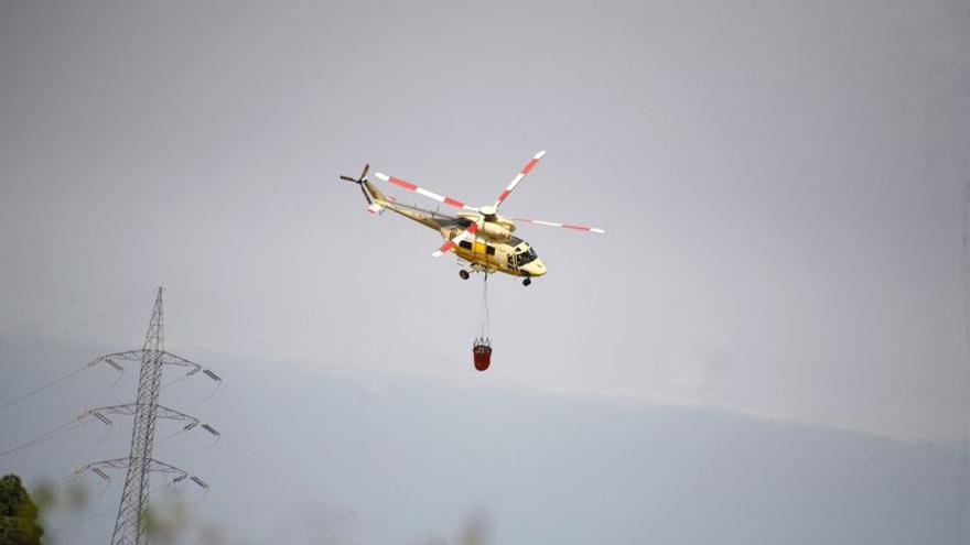 Los helicópteros recogen agua este sábado para sofocar el incendio de Arico