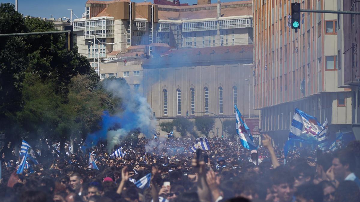 Afición blanquiazul dirigiéndose al estadio de Riazor por el paseo marítimo