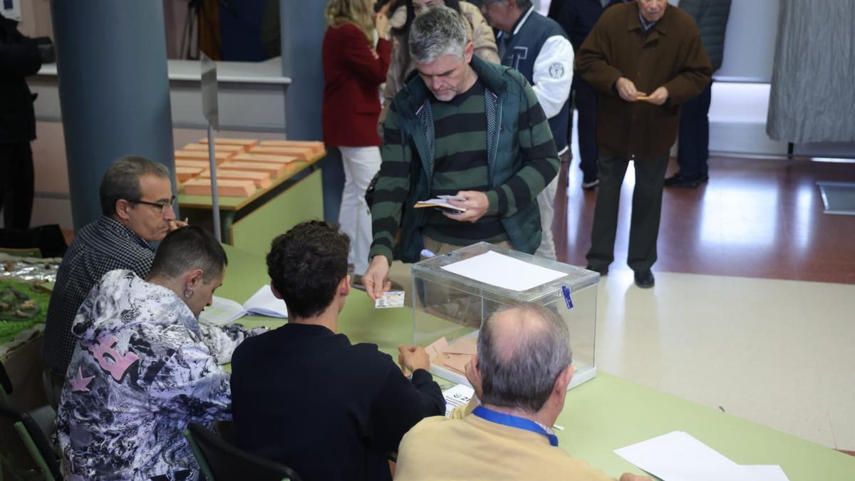 Un ciudadano deposita su voto en las pasadas elecciones del 21D.