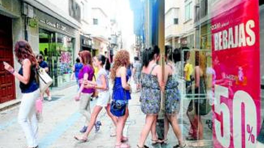 Los precios bajan ocho décimas en julio en la región por las rebajas textiles