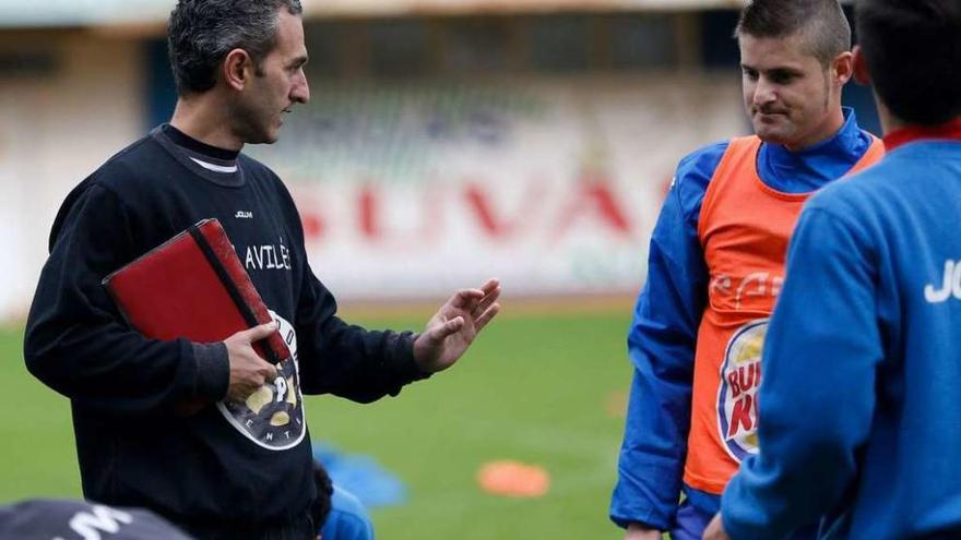 Pablo Lago, junto a Dudi, charla con los jugadores.