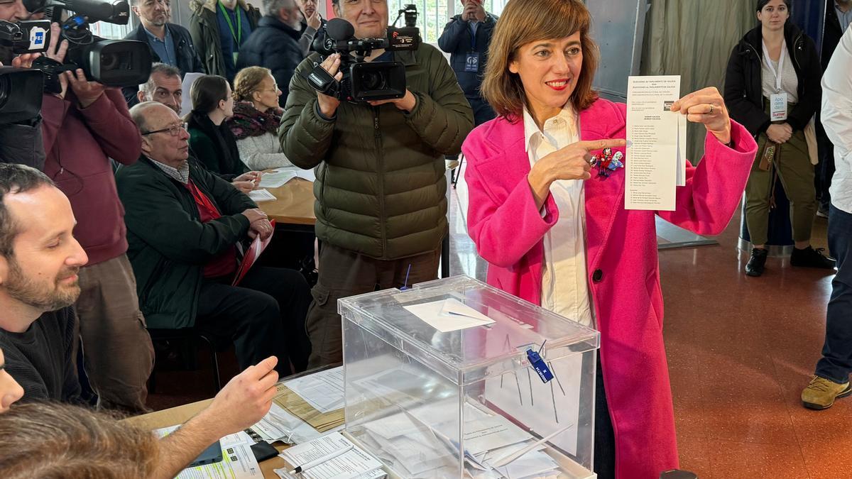 A candidata de Sumar Galicia á presidencia da Xunta de Galicia, Marta Lois, exerce o seu dereito a voto, no IES Antonio Fraguas, a 18 de febreiro de 2024, en Santiago de Compostela