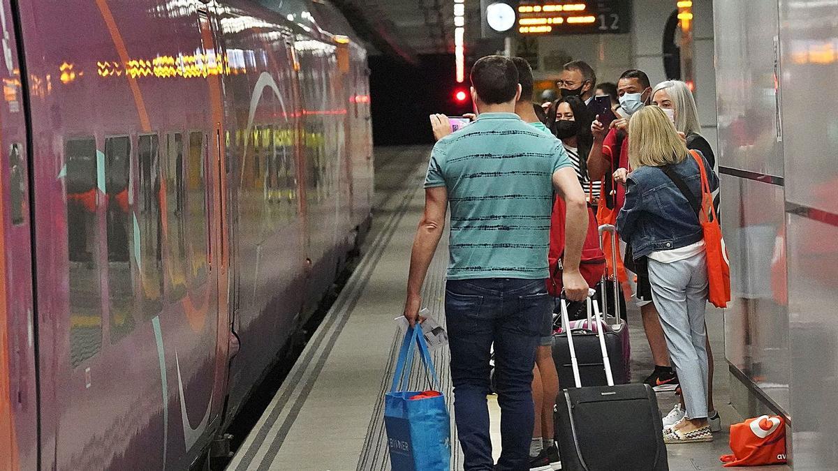 Els retards habituals en l’arribada del tren ara també afecten els combois d’alta  velocitat.  | MARC MARTÍ