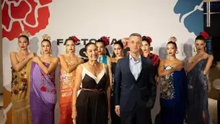 Una decena de marcas artesanas sevillanas desfilan en SIMOF con el mantón como protagonista
