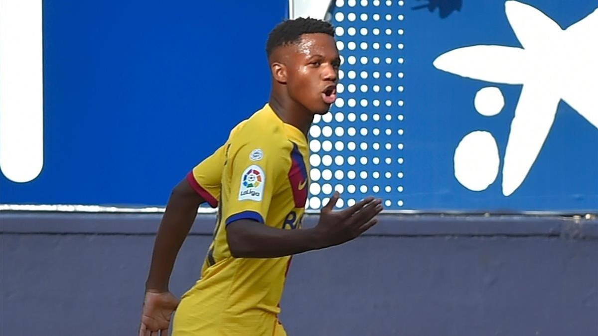 Ansu Fati celebra su gol a Osasuna, que le convierte en el goleador más joven de la historia del Barça.