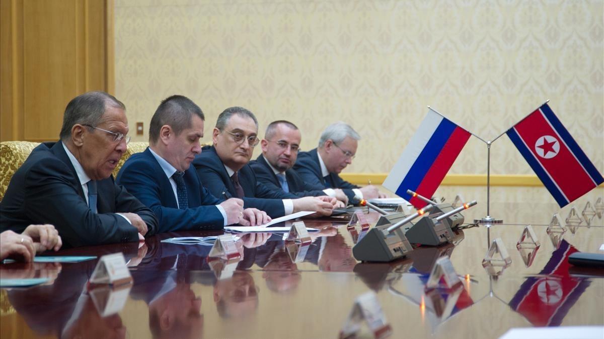 zentauroepp43556658 russia s foreign minister sergei lavrov  l  talks with north180531105250