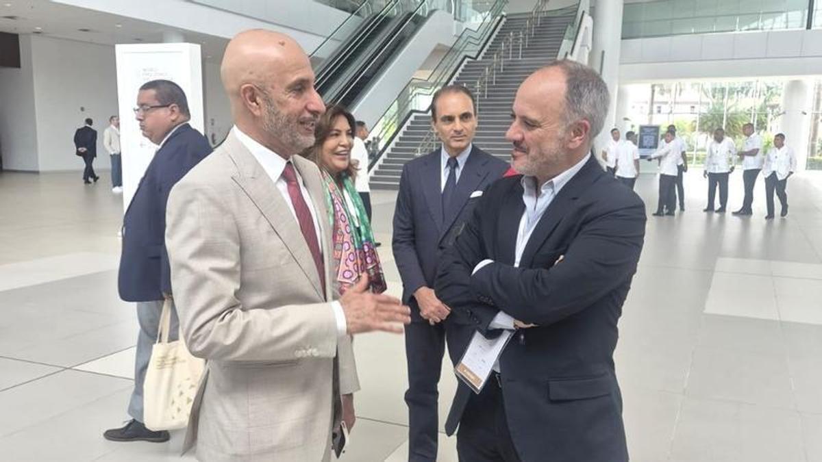 David Regades, a la derecha en Panamá con el máximo responsable de WFZO, Mohammed Alzarooni.