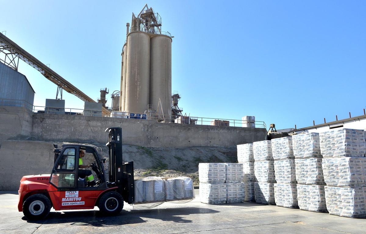 Imagen de archivo de un operario transportando cementero en el interior de la fábrica.