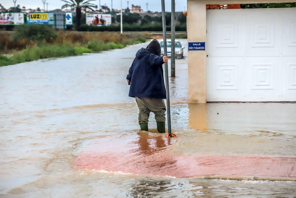 Inundaciones en Torrevieja. Avenidas y casas anegadas. Cien litros por metro cuadrado. Más de 30 intervenciones de Bomberos