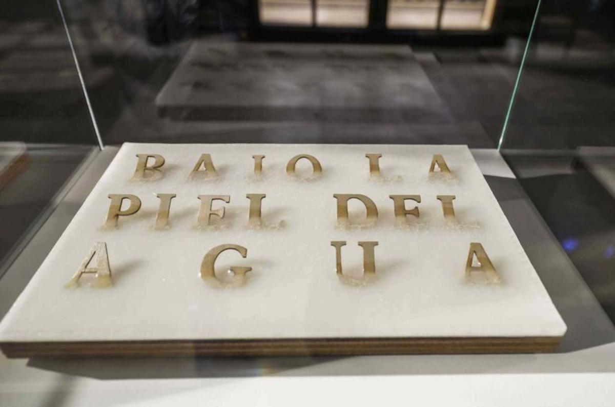 El artista explica sus creaciones en la planta noble del Colegio de Arquitectos. | B. RAMON