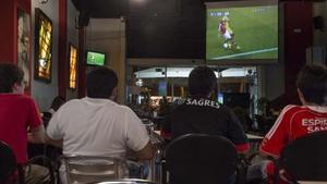 El bar de la Vila Olímpica 12+1, ayer, durante la emisión de la primera jornada de Champions