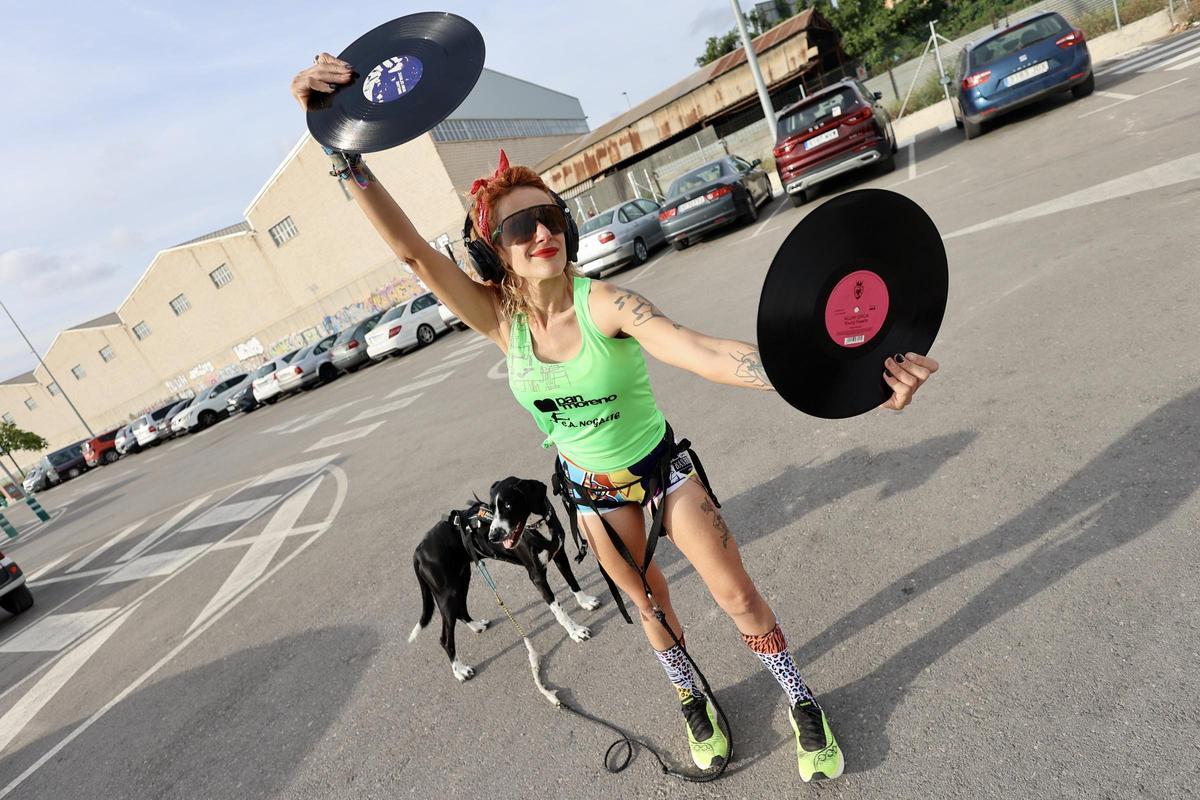 Sara Shiri, con dos vinilos y su perra Cari