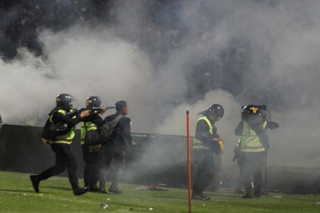 Las imágenes de la trágica avalancha que ha dejado decenas de muertos en un estadio de fútbol en Indonesia