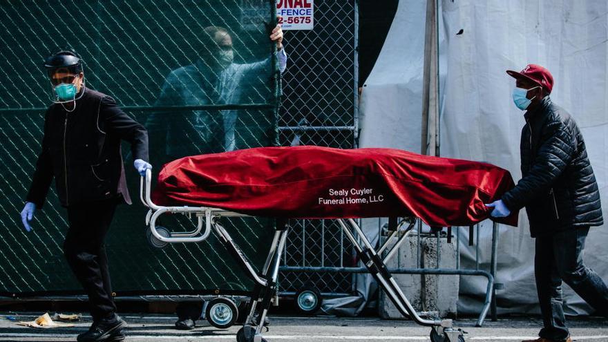 Transporte de un cadáver en Nueva York.