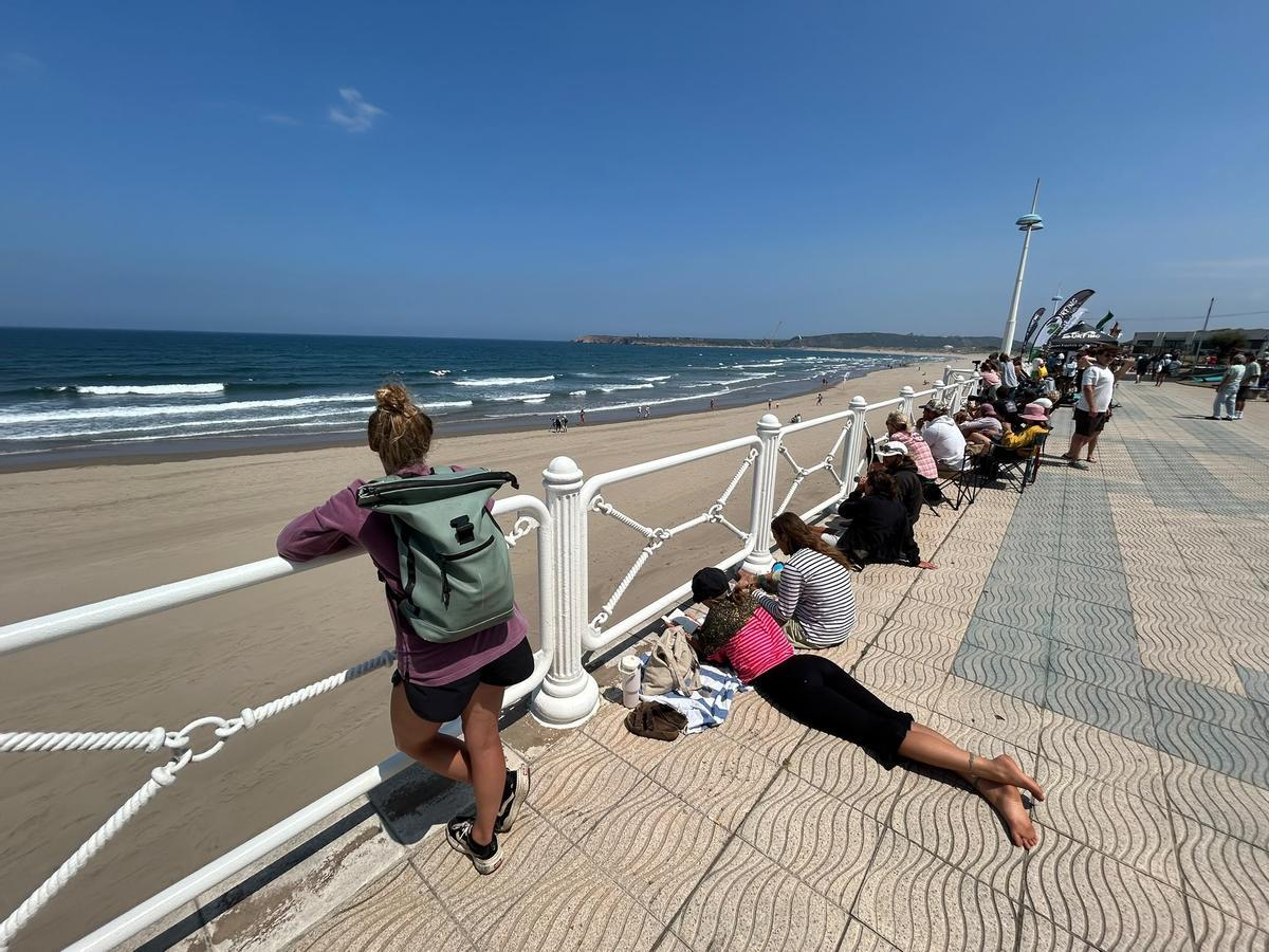 EN IMÁGENES: Más que competición en Salinas de la mano del Longboard Festival