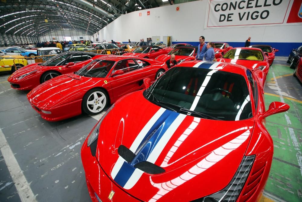 Más de veinte coches de la escudería de lujo se citan en el recinto ferial vigués durante el Salón de vehículos clásicos y de época