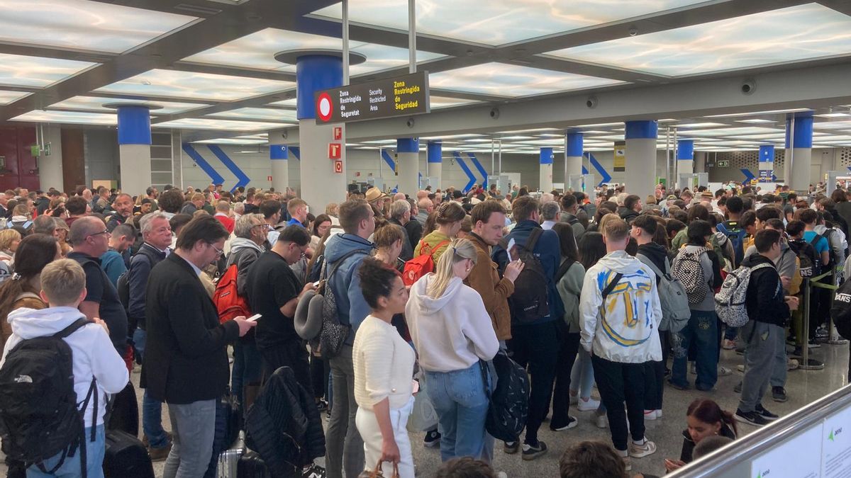 Die Passagiere an der Sicherheitskontrolle am Flughafen Mallorca am MOntag (22.4.)