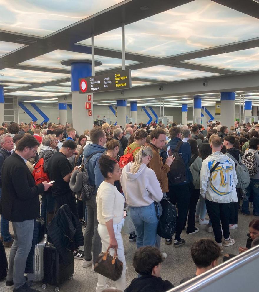 Erneut lange Schlangen an der Sicherheitskontrolle am Flughafen Mallorca