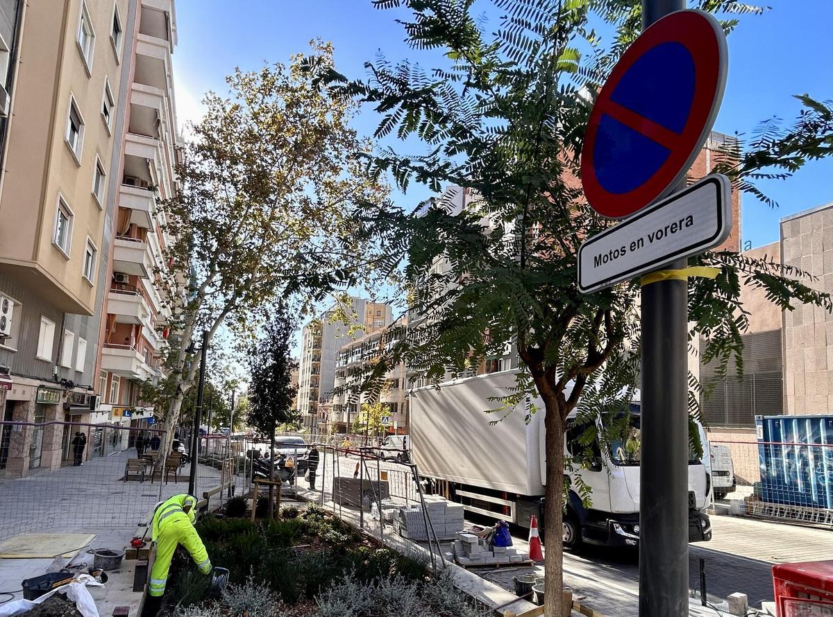 Cartel que prohibe las motos en las aceras de Pi i Margall