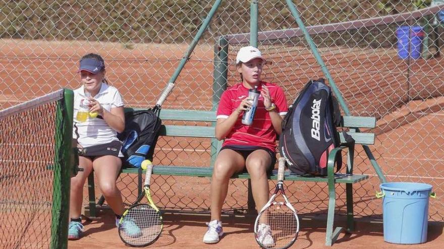 Dos de las tenistas que compiten en el torneo, en la jornada inaugural.