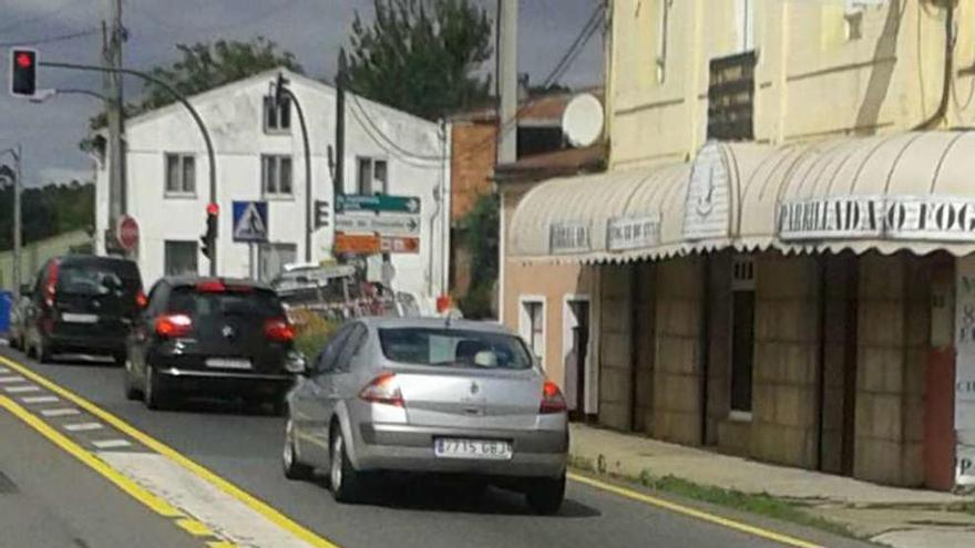 Pintura de obra en el cruce de O Carballo.