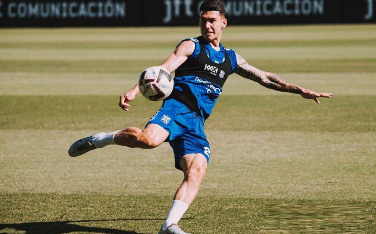 Ethyan, durante un entrenamiento con el CD Tenerife.  | | E.D.