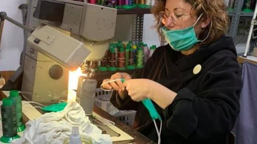 Fabricantes de calzado de Elche confeccionan mascarillas para los hospitales