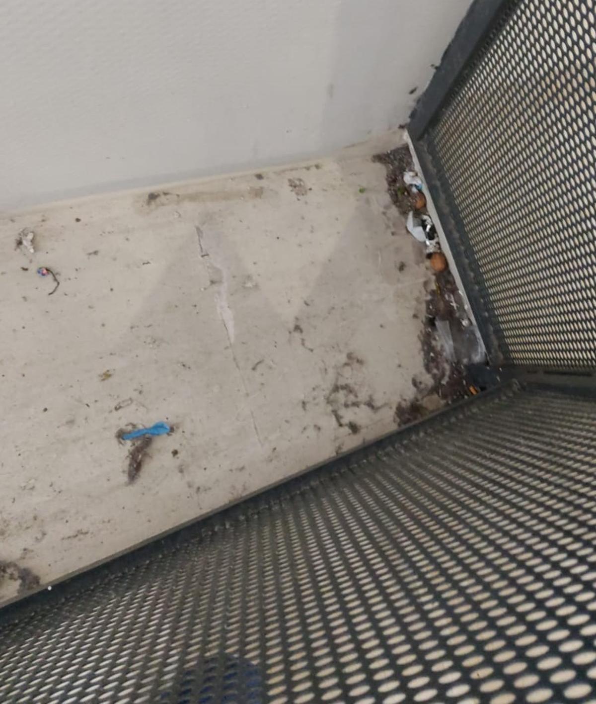 Restos de suciedad acumulados en una zona del Hospital Universitario de Badajoz.