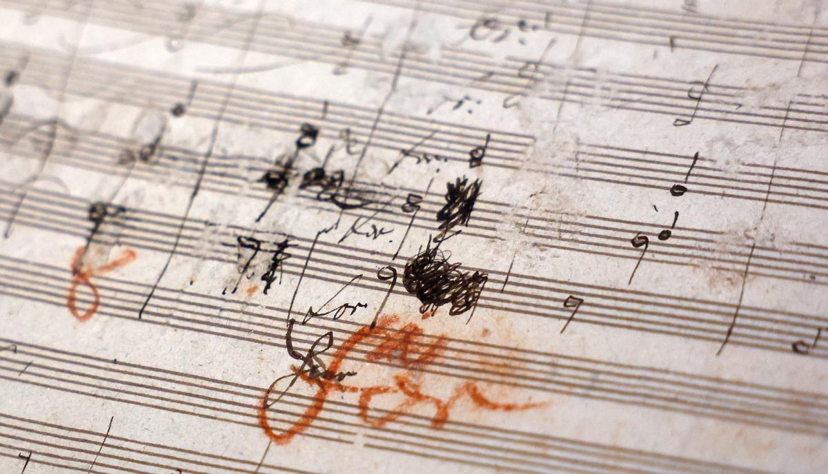 Detalle de la partitura, llena de borrones, de la Novena Sinfonía, expuesta en Berlín. 